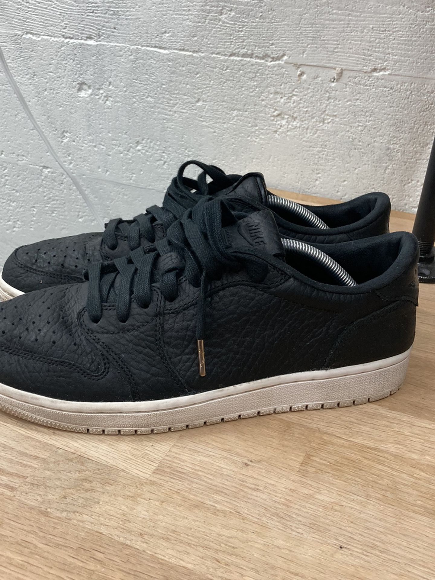 Jordan 1 Low Swooshless