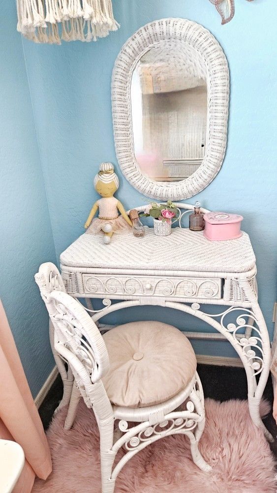 Vintage White Wicker Vanity with Heart-shaped Back Scrolled Chair and Mirror Set. Boho Chic | Shabby Chic | Traditional Style | Antique Furniture 💛✨️