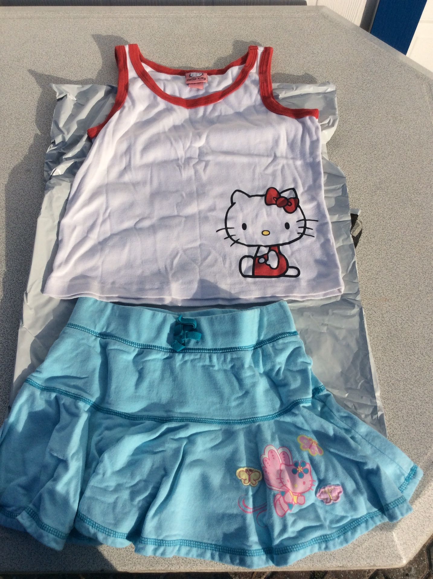 Hello kitty girls 2 piece outfit.