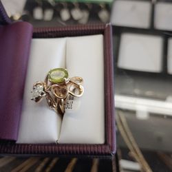 Peridot ring  14k