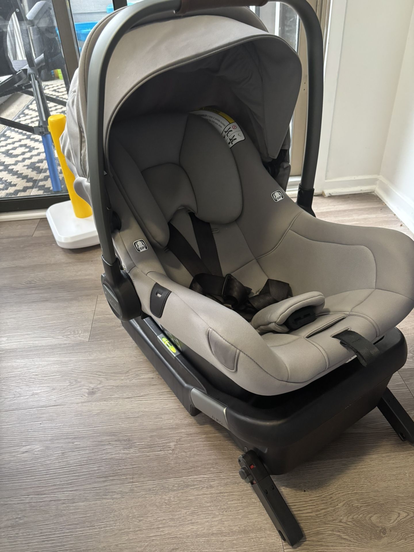 Nuna infant car seat With Base & Newborn Inserts 