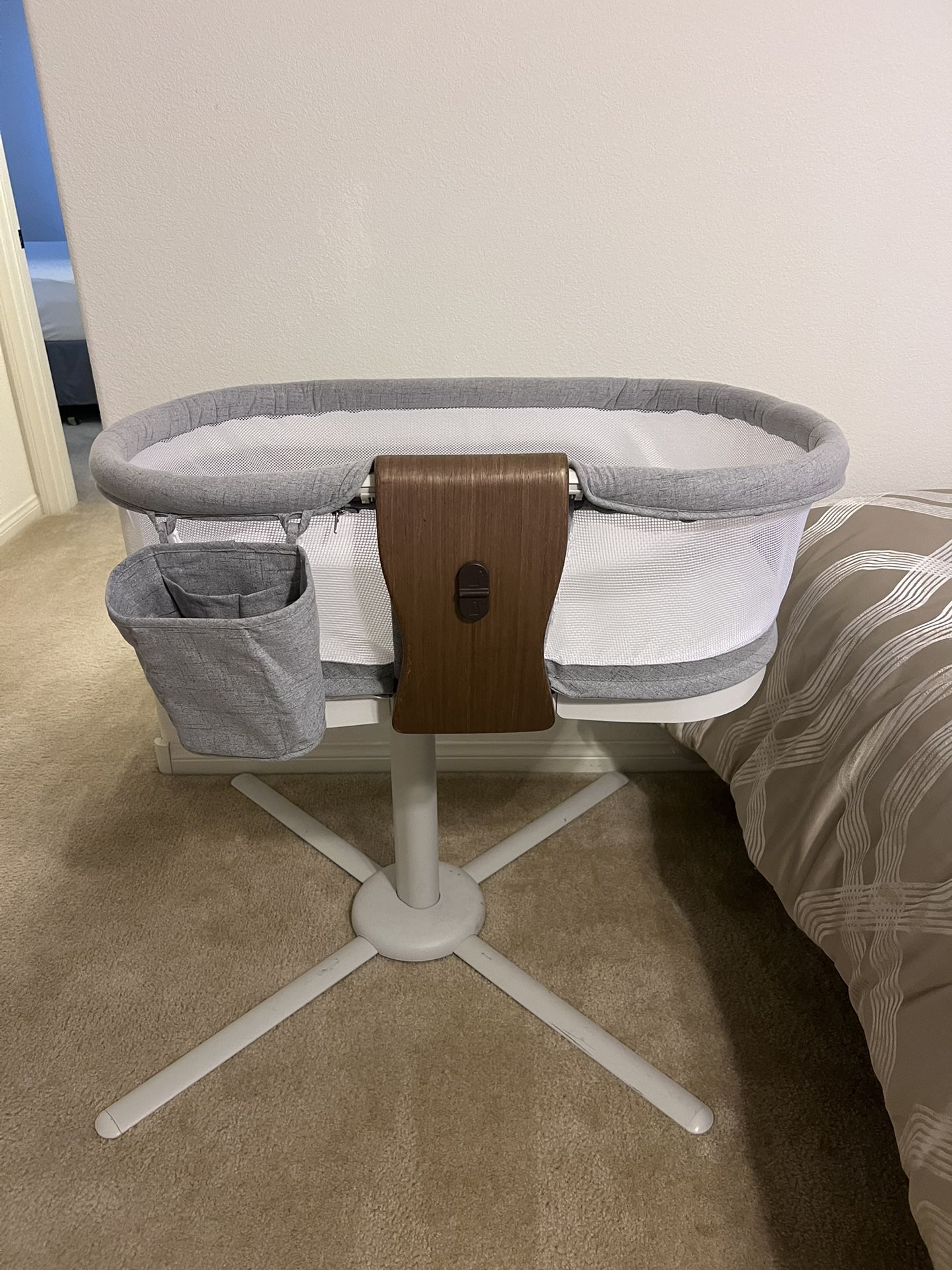 HALO BassiNest Luxe Swivel Sleeper Over Bed Baby Bassinet with 360