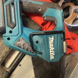 Makita  Saw Saw 40 V With 40v 4ah Battery New 