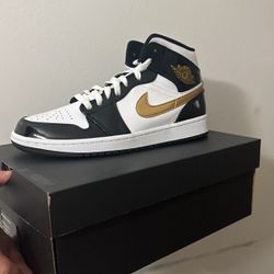 Jordan 1 Mid Patent And Gold Size 9