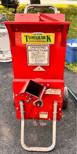 Super Tomahawk Chipper Shedder 8HP Briggs & Stratton. Runs Great