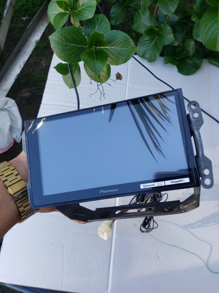 Stereo sterio 2023 Touchscreen Pioneer brand. Paid $900 with speaker Pioneer 1200 watts 12 inch all Pioneer brand lowest $600! Or Best offer trade are