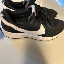 Size 8 black and white vintage Nike shoes