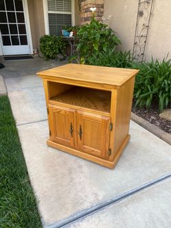 TRADITIONAL OAK TV STAND / GAMING CART / MICROWAVE CART W/ CASTER WHEELS  (25”W X 17.5”D X 26”H)