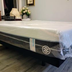 Beautiful new Tempurpedic LuxeBreeze PureCool Max Soft mattress and Ergo base with massage features 
