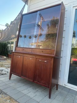 Vintage Mid-Century Modern Drexel China Cabinet / Hutch form the 1960's