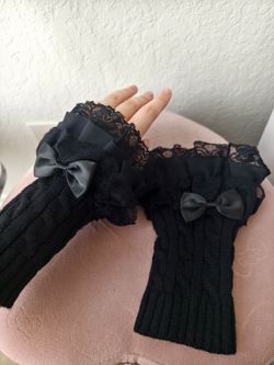 Beautiful Gothic lace sleeves / mittens with ribbons