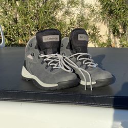 New Women’s 10 Columbia Hiking Boots
