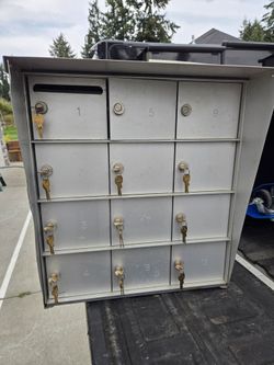 Mailbox 12 unit cluster with keys