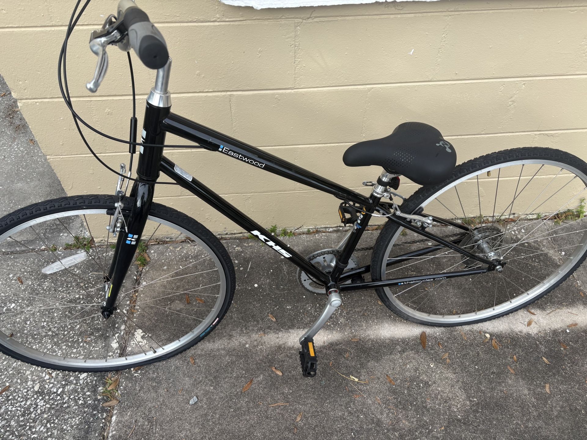 Almost new Hybrid KHS Eastwood bike