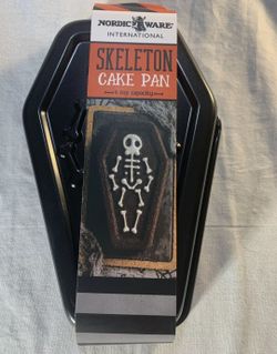 Skeleton Cake Pan Halloween! 🎃