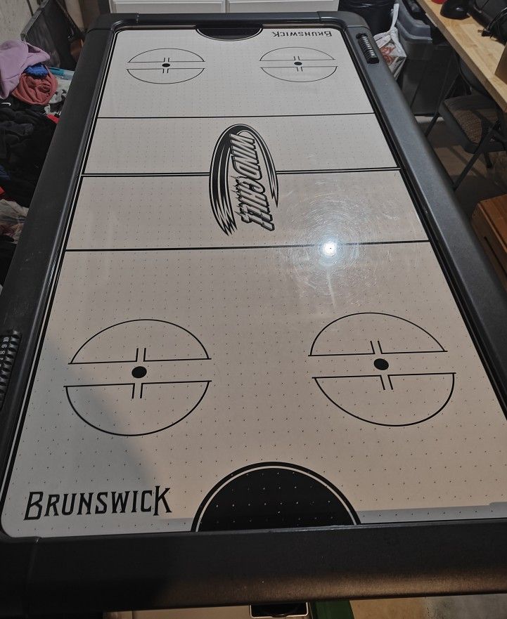 Brunswick Air Hockey TableÀ