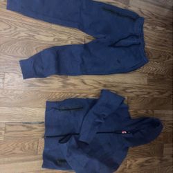 Nike Tech Size Medium 