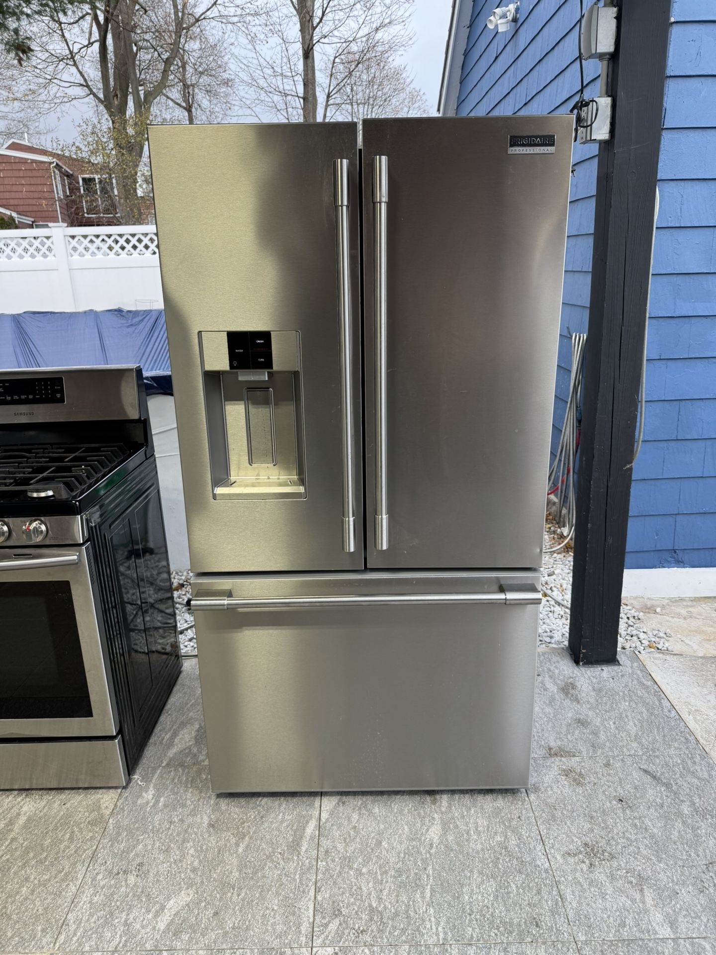 Frigidaire Professional Refrigerador 36 X 29 X 69 Almost New One Receipt For 90 Days Warranty