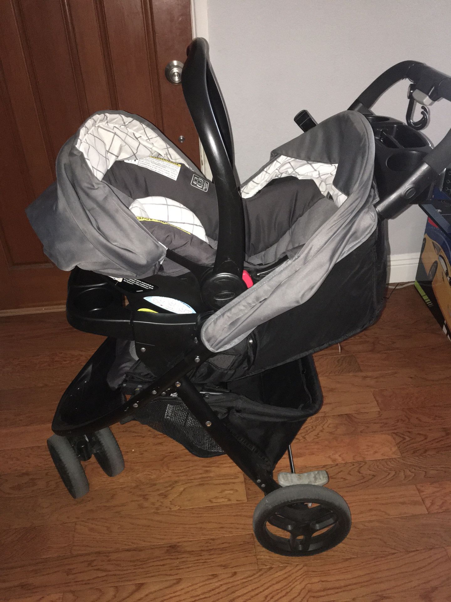 Graco travel system - Car seat, Stroller and Base