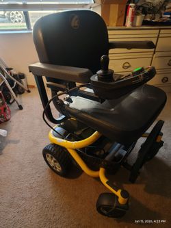 Electrical power chair with charger; good conditions