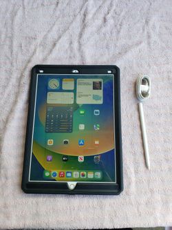 12.9 BIG Ipad pro 2018 2nd gen old but works no cracks no dents $220! 128GB firm. $100! Extra pencil. $320! All. Trade up challenge all works 100%
