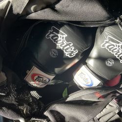 Fairtex Boxing Glove 16oz. 3 Pairs Of Fairtex Hand Wraps Boxing Gear Bag