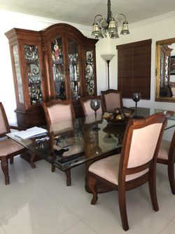 Juego de comedor completo, la mesa 6 sillas y vitrina todo en perfecto  estado como nuevo for Sale in Miami, FL - OfferUp