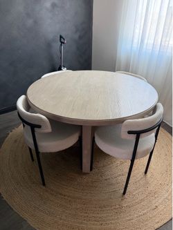 West elm dining table with 4 boucle chairs