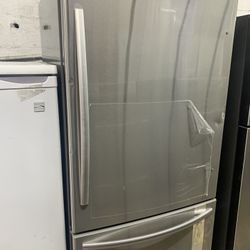 refrigerator 33 inches new igsinia bottom  freezee strach and dent 