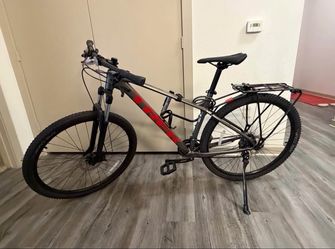 Trek Marlin 4 w/ Saddle Bags and Locks
