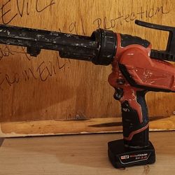 Milwaukee M12 Caulking Gun 