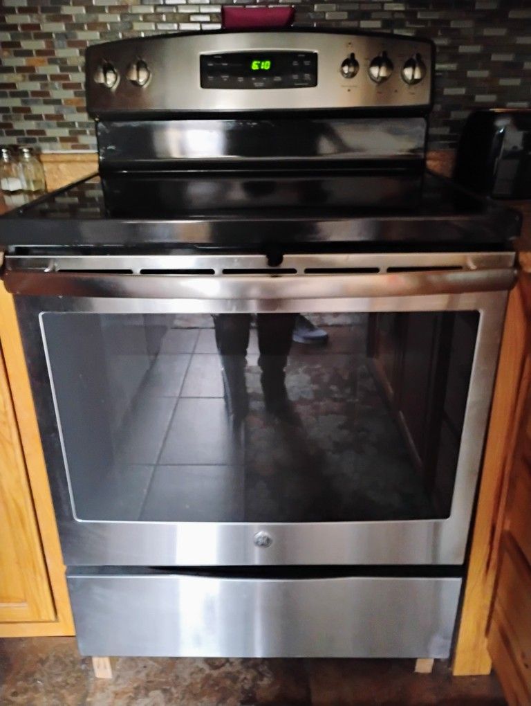 GE® 30" Free-Standing Electric Convection Range