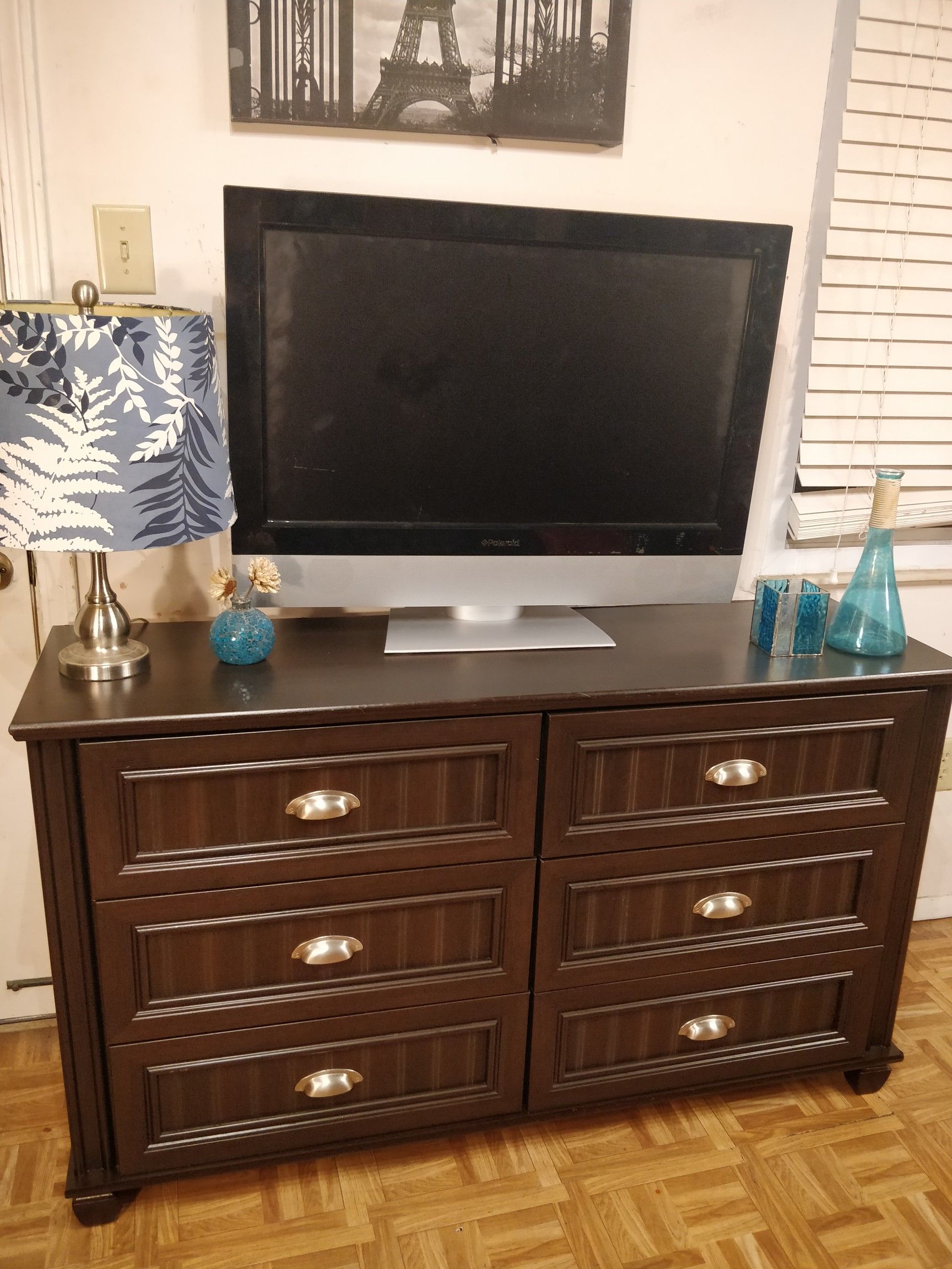 Nice dresser/TV stand with 6 drawers in great condition, all drawers working well. L54"*W16"*H28"