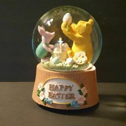 Disney classic Winnie the Pooh Happy Easter snowglobe. Plays "Winnie the Pooh"