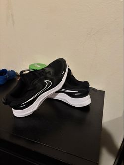 Nike Running Shoes Black/White – Size 6Y – Brand New