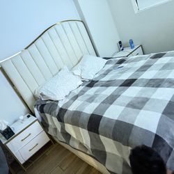 * Cama tapizada blanca queen