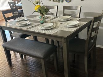 Dinner table sets