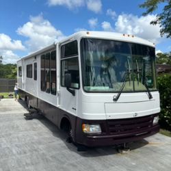 RV PACE ARROW FLEETWOOD 35'