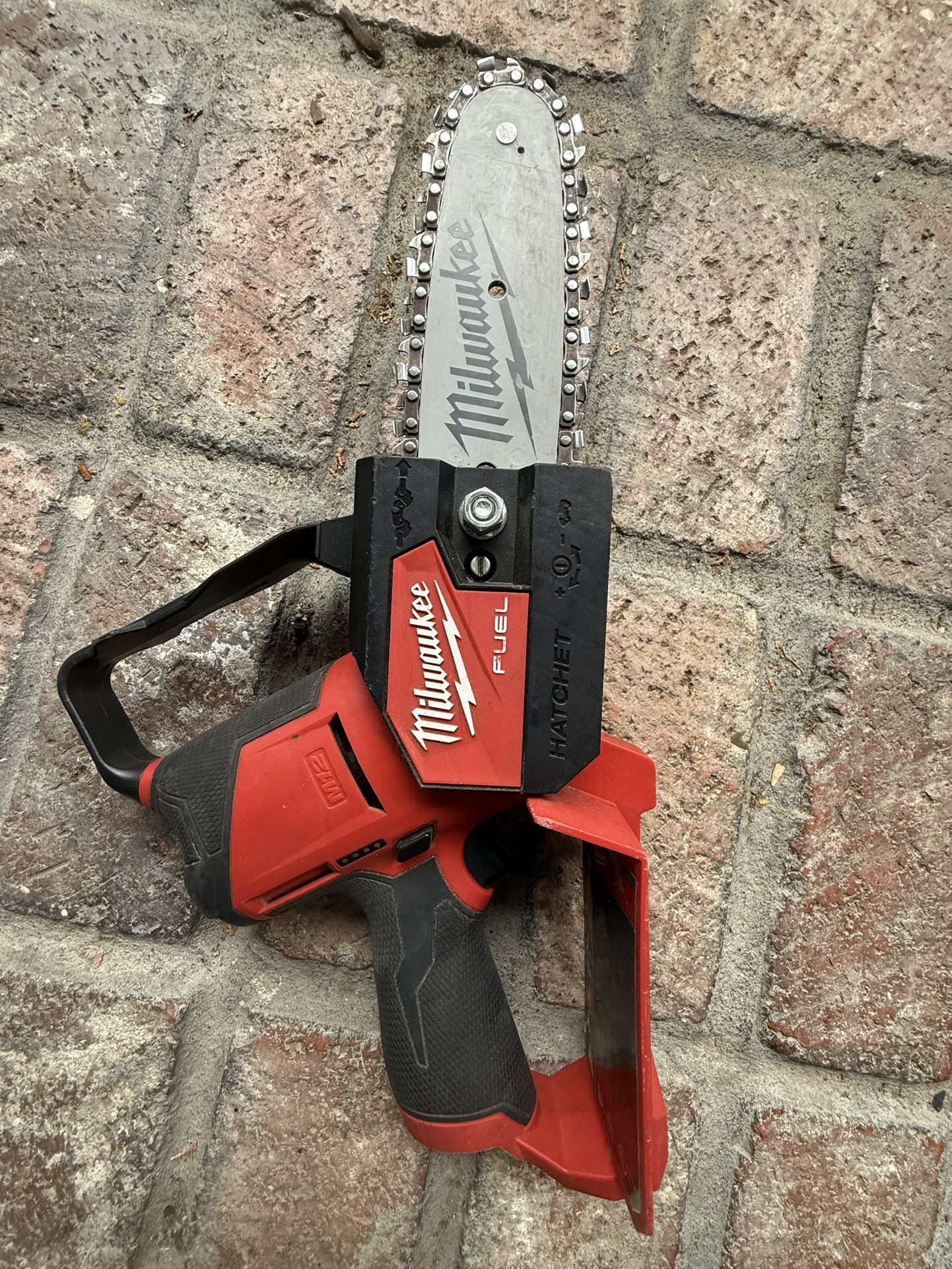 Milwaukee M12 FUEL HATCHET 6" Pruning Saw