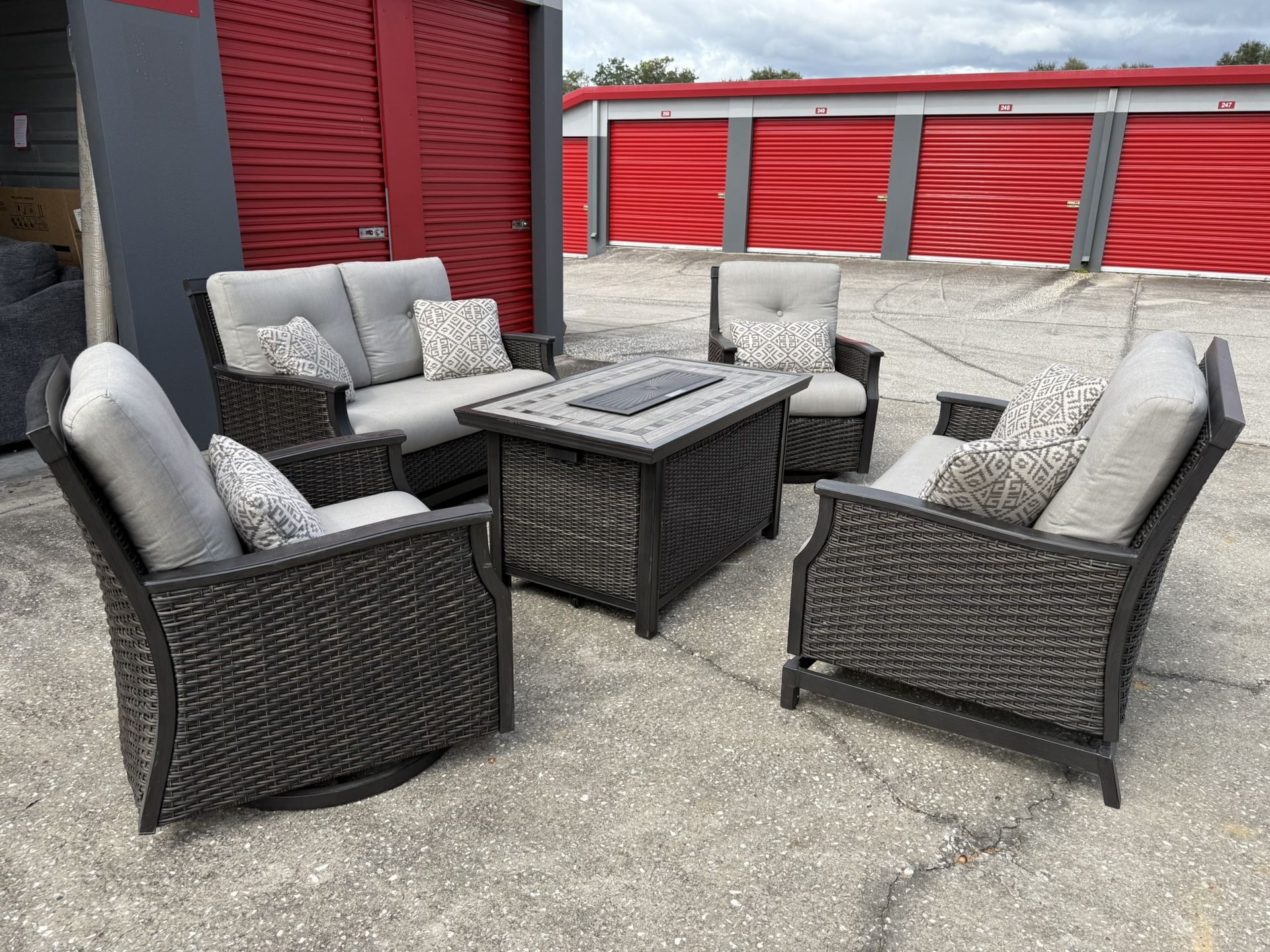 OUTLET | Agio 5-piece Woven Outdoor Patio Seating Set with Fire Table