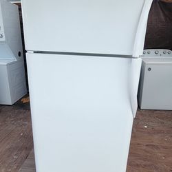TOP FREEZER FRIGIDAIRE GALLERY WHITE CLEAN NO DENTS OR SCRATCHES 