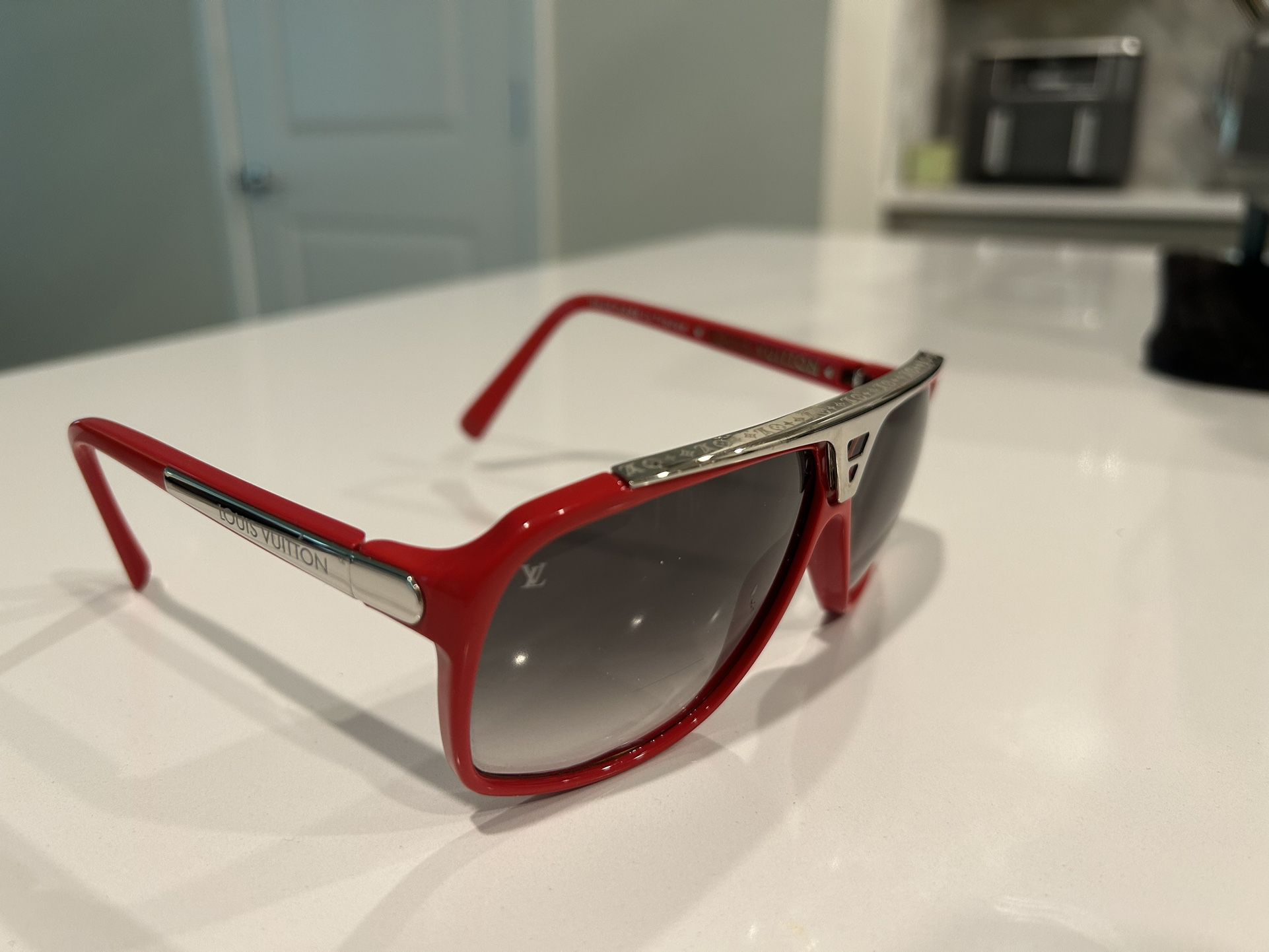 LOUIS VUITTON attitude arviator sunglasses model number ZO340U with case  for Sale in Phoenix, AZ - OfferUp