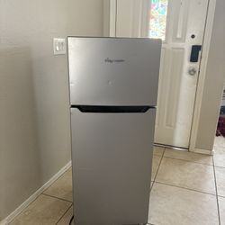Mini Fridge W Freezer 