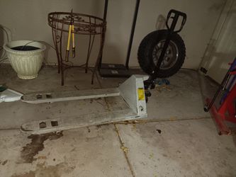 Shop Tuff DB-5500LB Pallet Jack
(Grey)