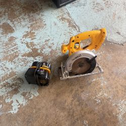 DEWALT 18-volt 6-1/2-in Cordless Circular Saw with Battery and Charger 