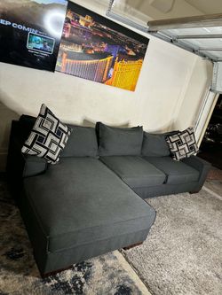 🌟 Ashley furniture charcoal grey 2pc sectional couch 🛋 ( FREE DELIVERY)