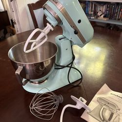 Kitchen Aid mixer 4.5qt (Used twice) for Sale in Sacramento, CA