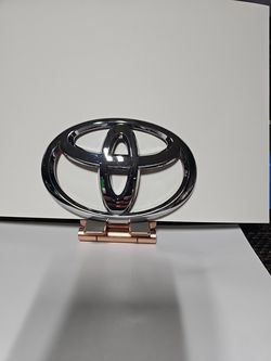 11-17 Toyota Sienna front hood Emblem