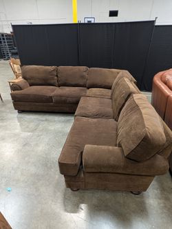Spacious Brown Broyhill L-Shaped Sectional Sofa with Plush Upholstery USED