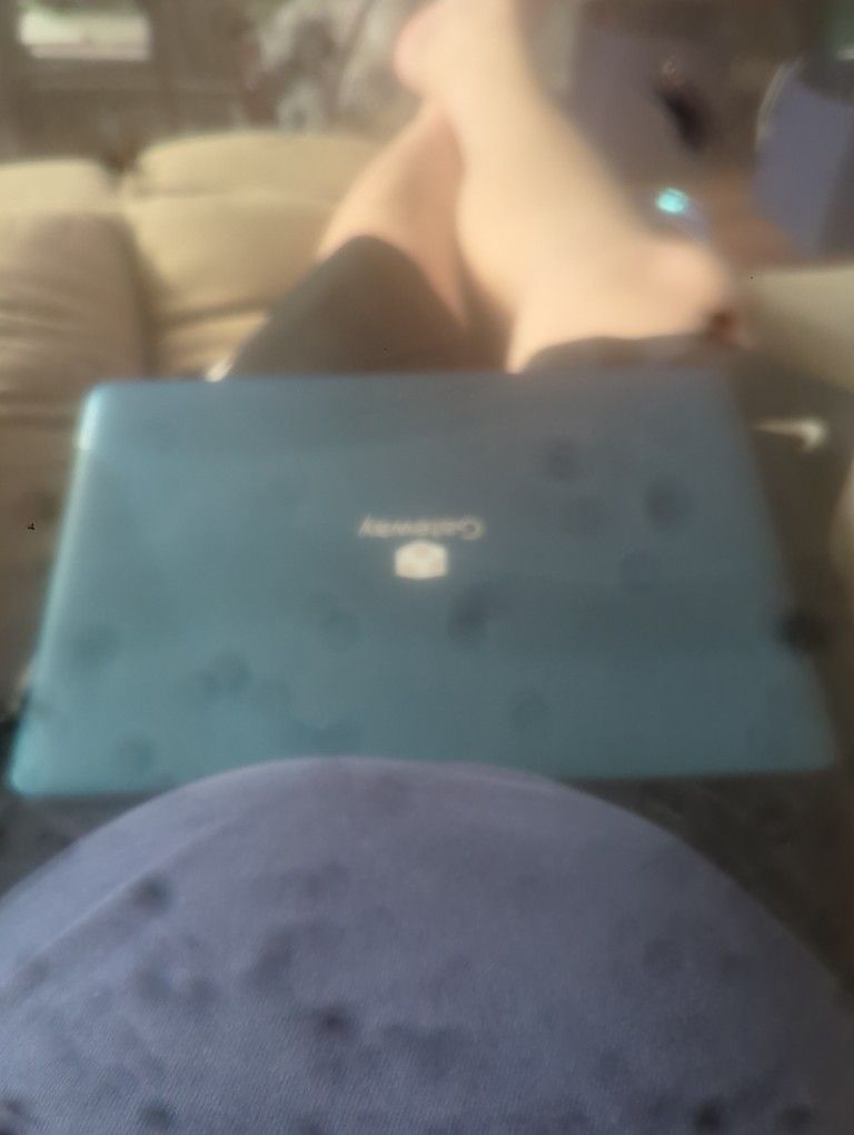 Laptop Gateway For 100 And It Comes With The Charger Too